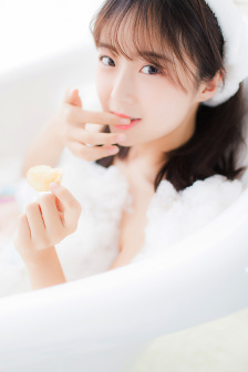 按摩的女大学生